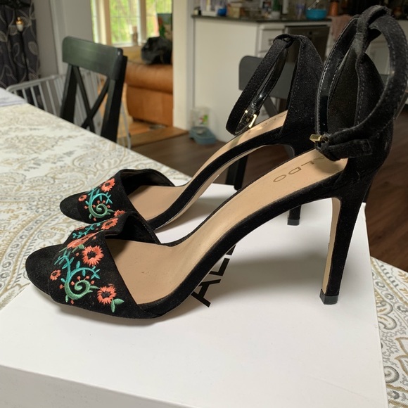 Aldo Flower Embroidered Heel - Picture 2 of 3